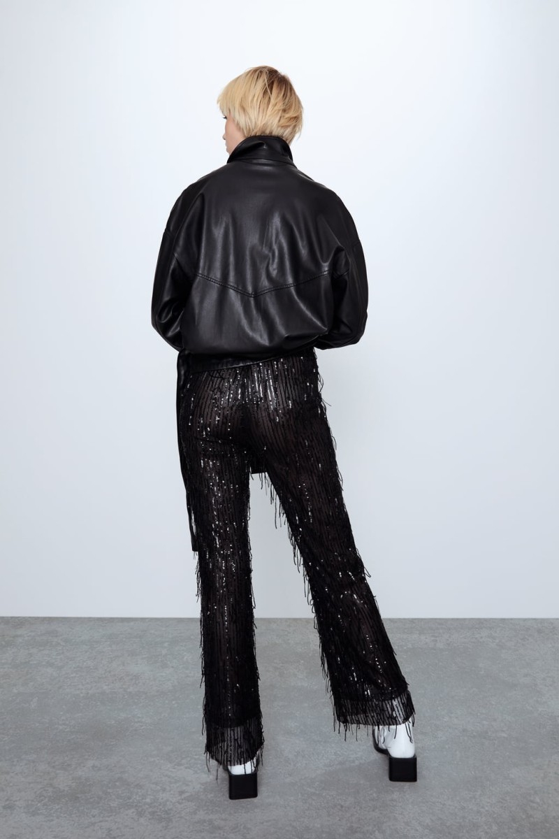 Zara - νέα συλλογή: Αυτό το παντελόνι με τις πούλιες θα το φορέσουν αυτές που τολμούν! Βγαίνει μόνο σε μαύρο...