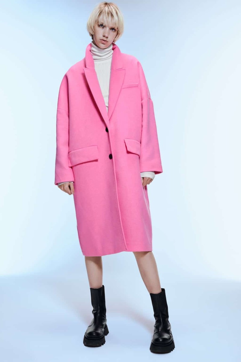 Zara - νέα συλλογή: Αυτό είναι το παλτό που βγαίνει μόνο σε ροζ χρώμα κι έχει 'χτυπήσει' κόκκινο στις πωλήσεις! 