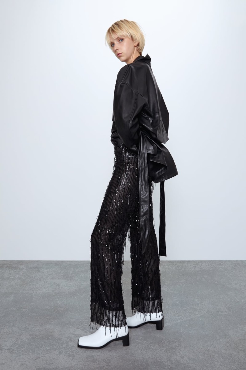 Zara - νέα συλλογή: Αυτό το παντελόνι με τις πούλιες θα το φορέσουν αυτές που τολμούν! Βγαίνει μόνο σε μαύρο...