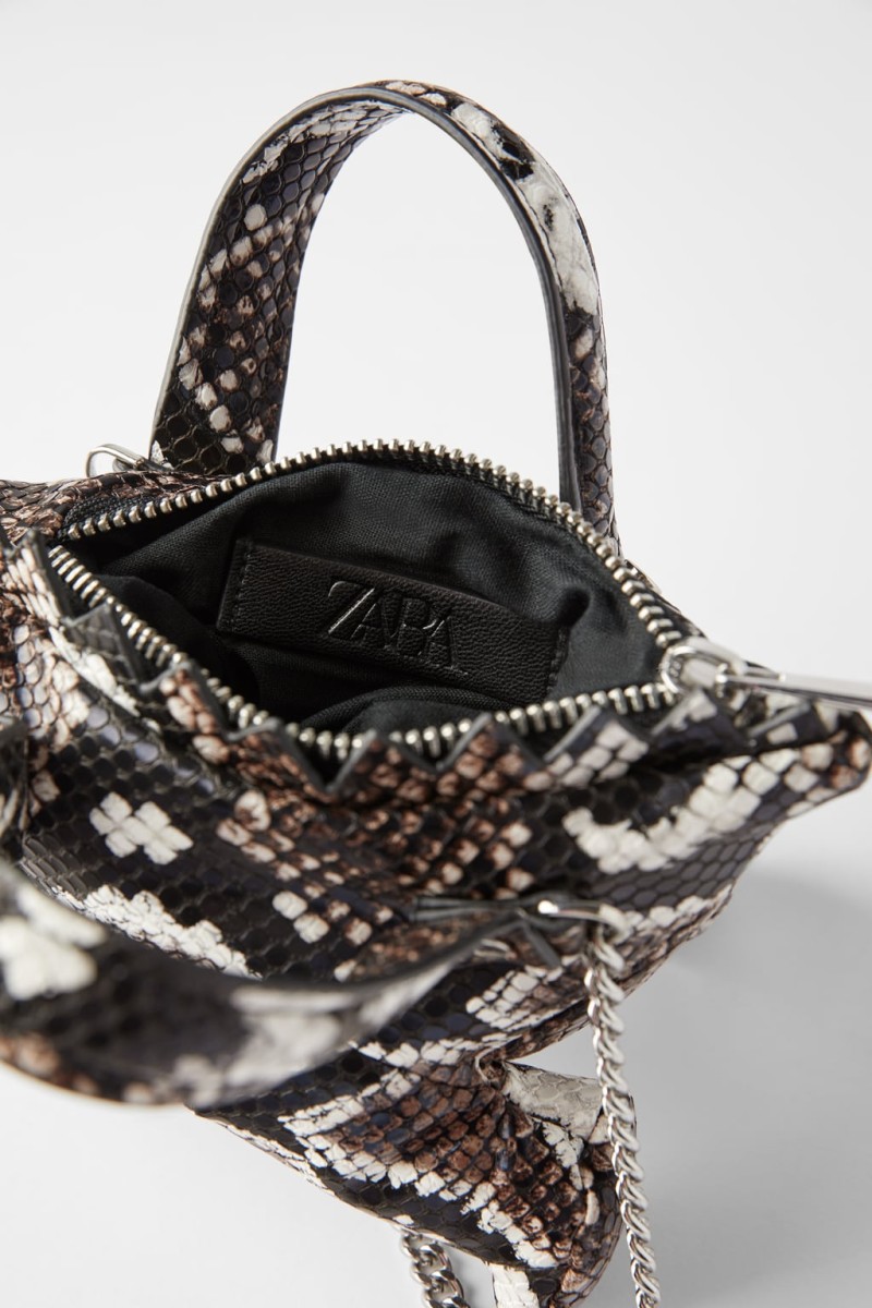 Zara: Κυκλοφόρησε μικρή τσάντα σε σχήμα δεινόσαυρου και κάνουν ουρές για να την πάρουν!