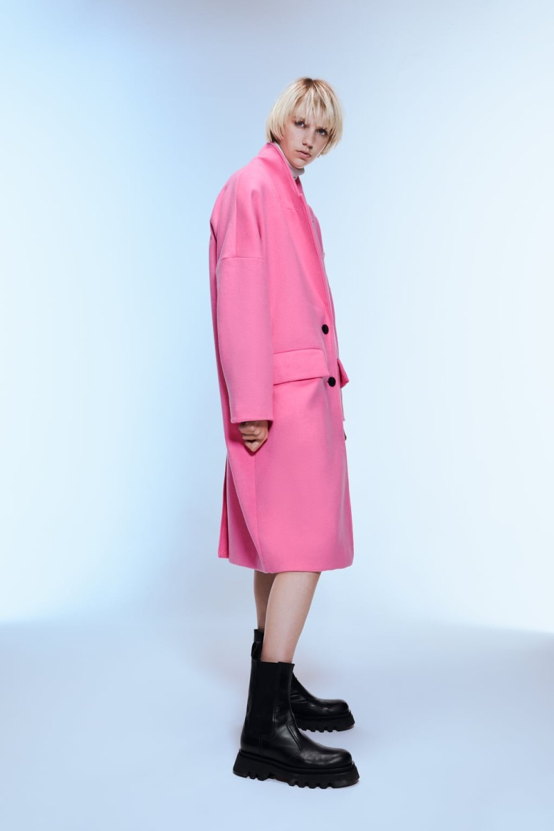 Zara - νέα συλλογή: Αυτό είναι το παλτό που βγαίνει μόνο σε ροζ χρώμα κι έχει 