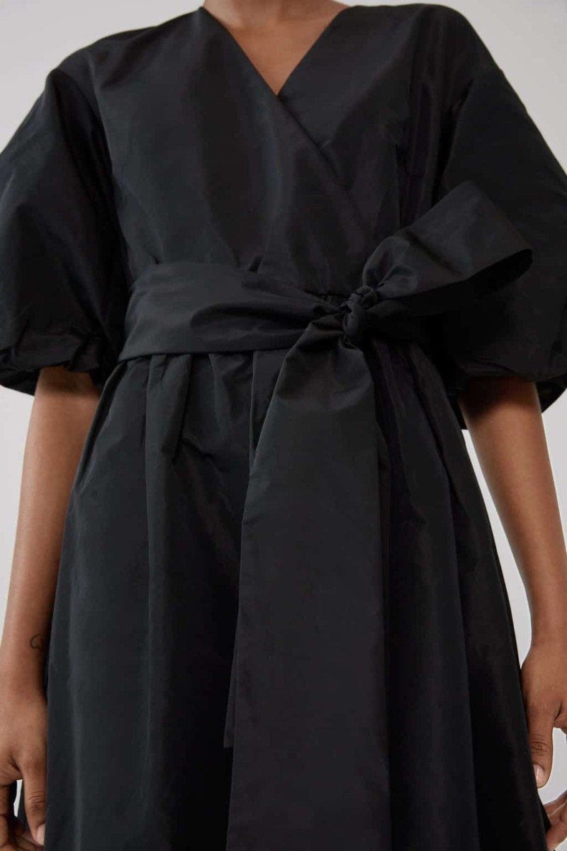 Zara - νέα συλλογή: Αγόρασε τώρα αυτό το φόρεμα με το κρυφό φερμουάρ! Θα πάθει πλάκα εκείνος όταν το δει...