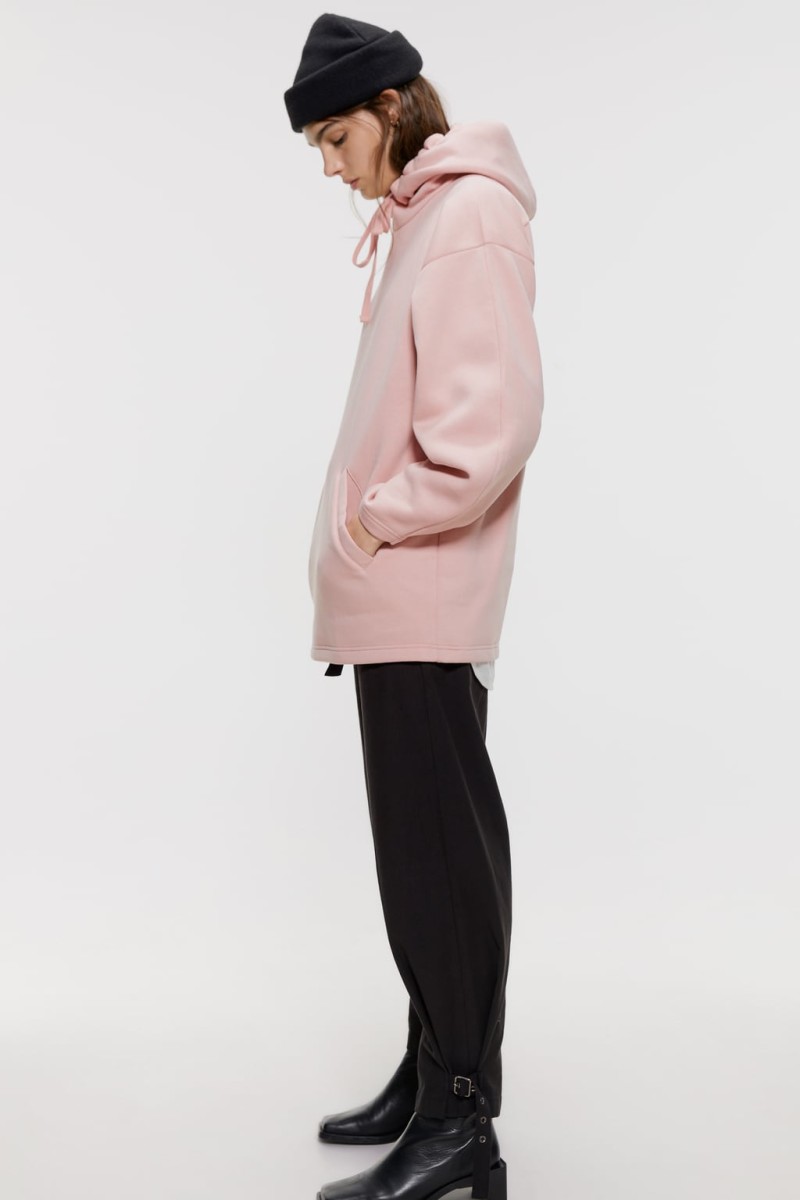 Zara: Τρελή εμμονή με αυτό το ροζ oversized φούτερ! Πόσο κοστίζει; 