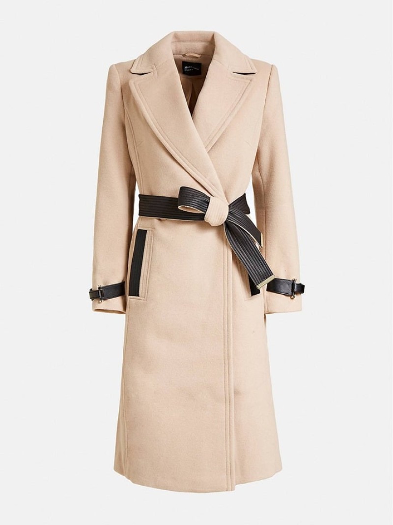 Ιρίνα Σάικ: Έκανε εμφάνιση με καμηλό πανωφόρι και ξετρελαθήκαμε! Διάλεξε το παλτό που σου ταιριάζει!