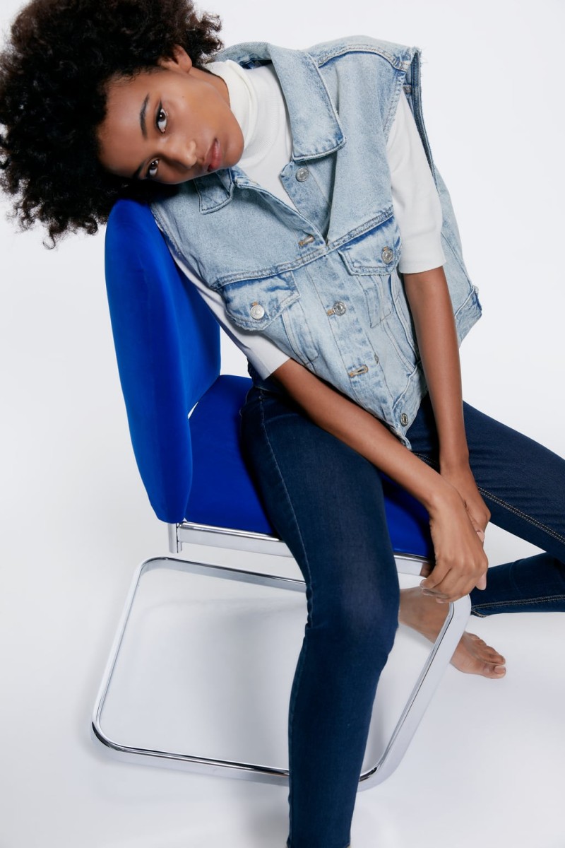 Zara - νέα συλλογή: Αυτό το τζιν μπουφάν χωρίς μανίκια είναι απλά 