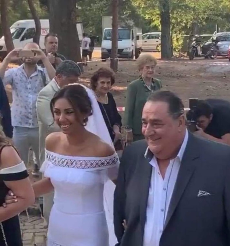 Πασίγνωστος Έλληνας τραγουδιστής πάντρεψε την κόρη του!