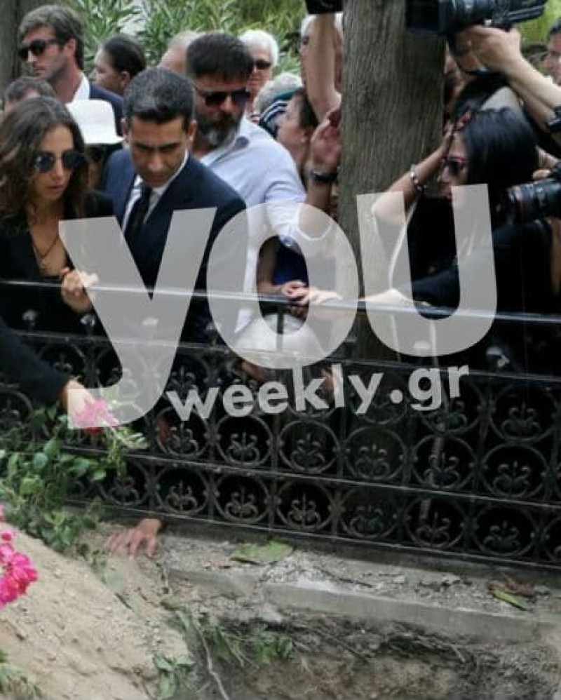 Ζωή Λάσκαρη: Αδημοσίευτες φωτογραφίες από την κηδεία! Τι έβαλε η Μαρία Ελένη πάνω από το φέρετρο;