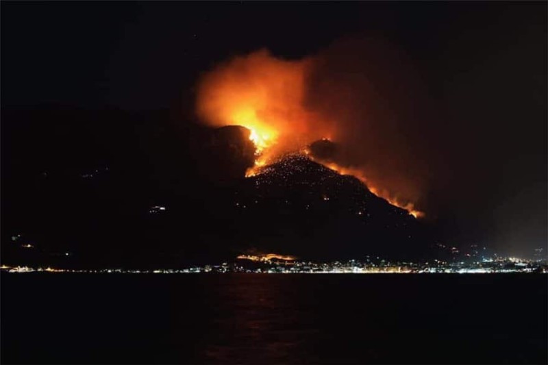 Φωτιά στο Λουτράκι: Ολονύχτια «μάχη» με τις φλόγες! Απομακρύνθηκαν κάτοικοι με εντολή της Πυροσβεστικής!