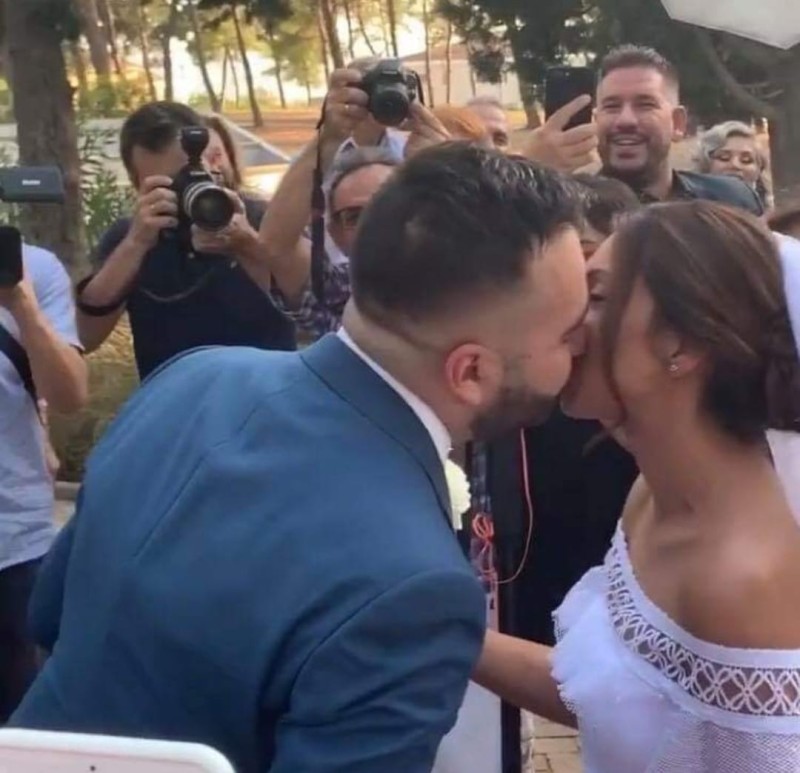 Πασίγνωστος Έλληνας τραγουδιστής πάντρεψε την κόρη του!