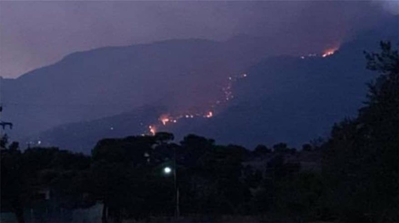 Φωτιά στο Λουτράκι: Ολονύχτια «μάχη» με τις φλόγες! Απομακρύνθηκαν κάτοικοι με εντολή της Πυροσβεστικής!