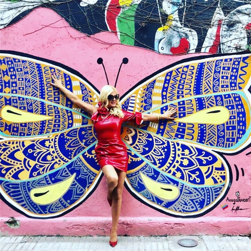 Μαρίνα Πατούλη: Χαμός με νέα της εμφάνιση! Με κόκκινο δερμάτινο φόρεμα και φτερά... πεταλούδας!
