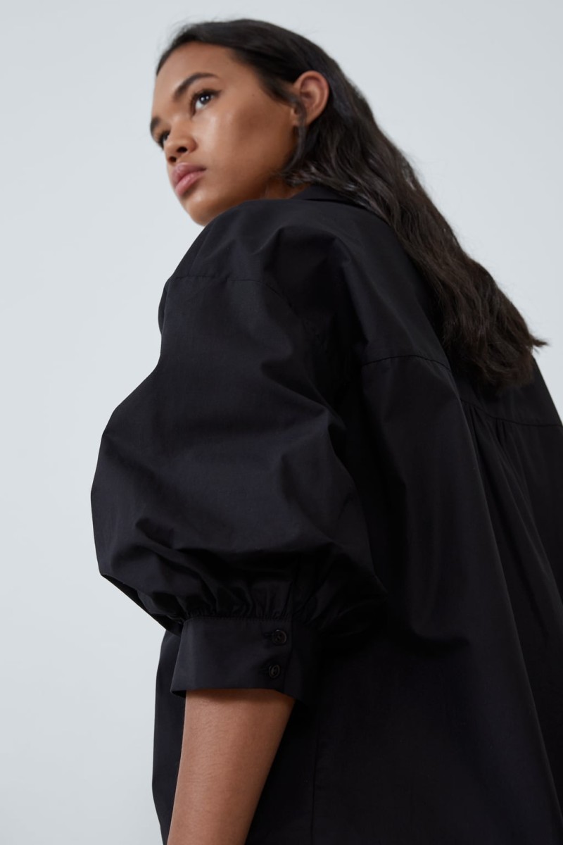 Zara - νέα συλλογή: Το μακρύ αυτό πουκάμισο δεν βγαίνει μόνο σε μαύρο! Έχει και μανίκια που φουσκώνουν...
