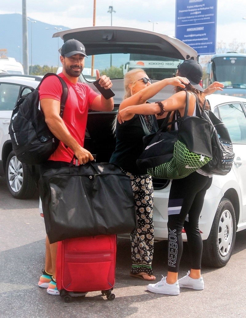 Σάκης Τανιμανίδης - Χριστίνα Μπόμπα: Έξω από το αεροδρόμιο! Στην αγκαλιά της μαμάς του πριν το... αντίο!