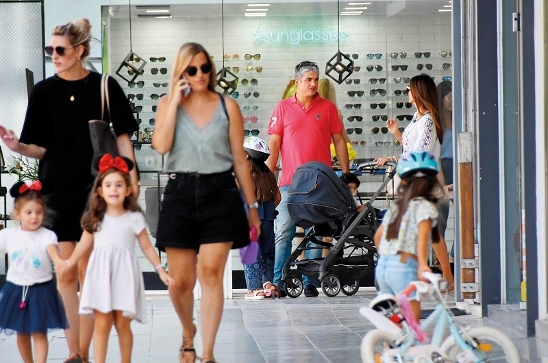 Σταματίνα Τσιμτσιλή: Με την οικογένειά της για ψώνια! Φόρεσε 