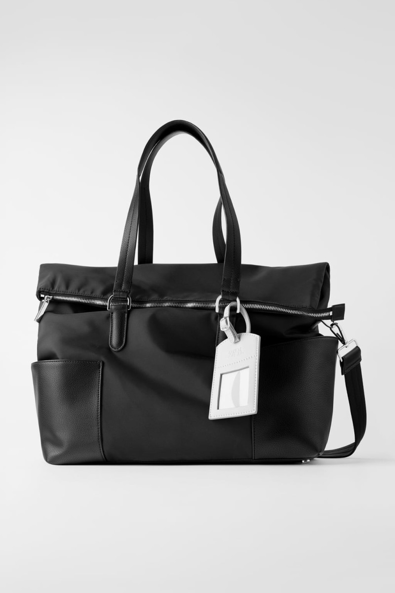Zara - νέα συλλογή: Αν δεν αγοράσεις αυτή τη μαύρη τσάντα από νάιλον θα κλαις! Χωράει μέσα τα πάντα...