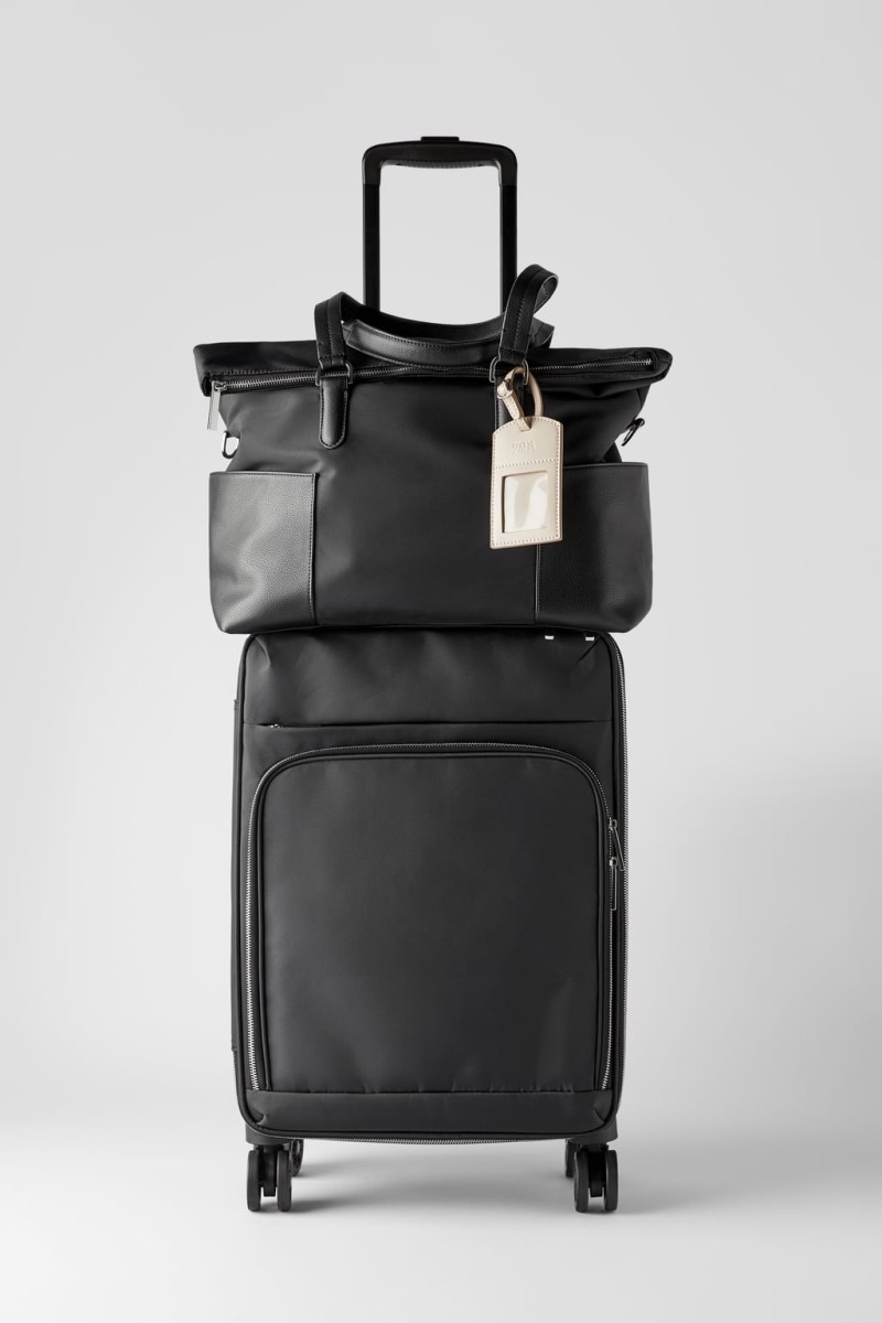 Zara - νέα συλλογή: Αν δεν αγοράσεις αυτή τη μαύρη τσάντα από νάιλον θα κλαις! Χωράει μέσα τα πάντα...