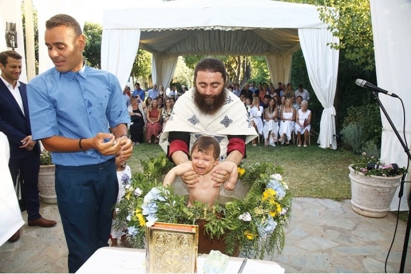 Αγαπημένο ζευγάρι της ελληνικής showbiz βάπτισε τον γιο του! Αποκλειστικές φωτογραφίες...