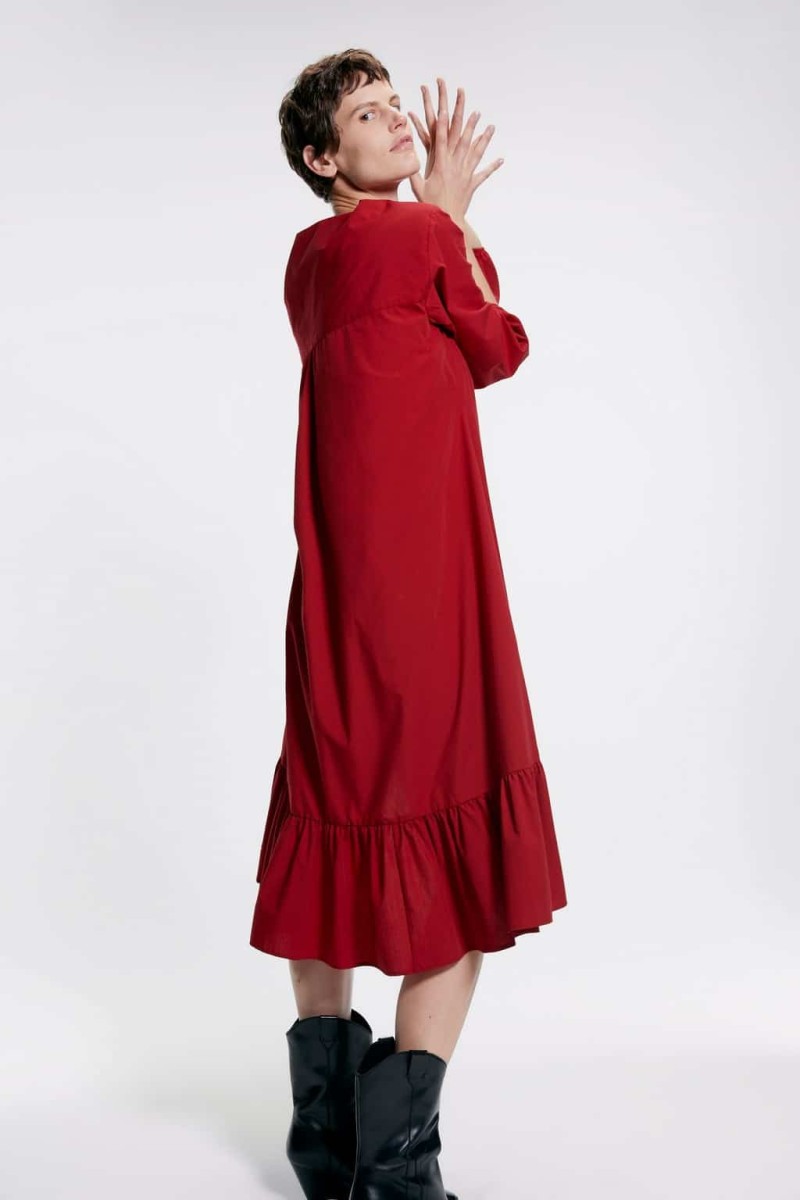 Zara - έρωτας: Αυτό το κόκκινο σκούρο φόρεμα της νέας συλλογής θα το φοράνε σίγουρα όλες!