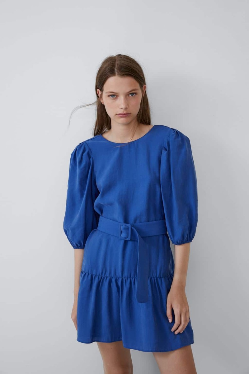 Zara - προσφορές: Όλες οι γυναίκες θέλουν αυτό το μπλε φόρεμα! Από 35 ευρώ έπεσε στα 16! 