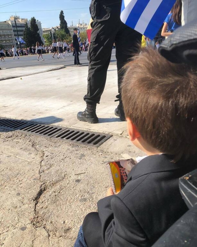 Σία Κοσιώνη - Κώστας Μπακογιάννη: Ο γιος τους έχει μεγαλώσει πολύ! Η φωτογραφία από την παρέλαση