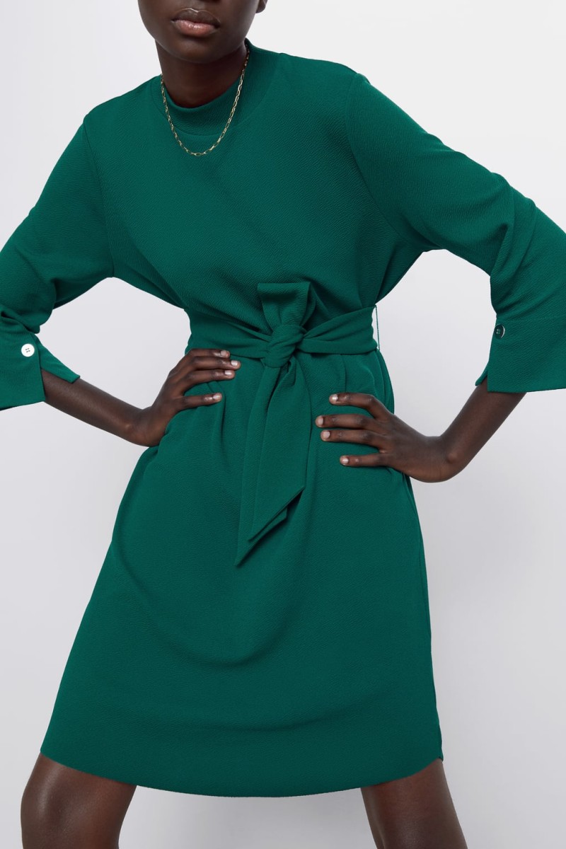 Zara - νέα συλλογή: Φρενίτιδα έχουν πάθει όλες οι γυναίκες με αυτό το γκρι φόρεμα! Βγαίνει και σε μαύρο!