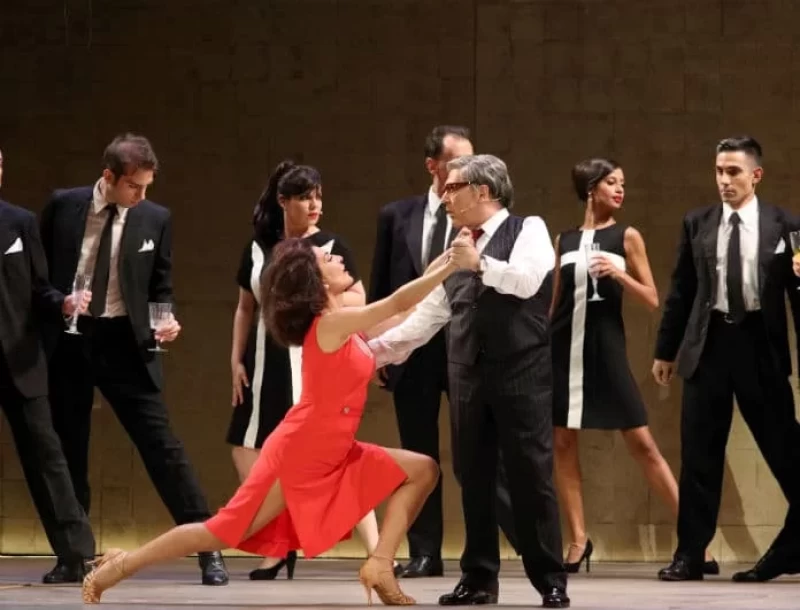 «Ωνάσης: Τα θέλω όλα»: Λαμπερές παρουσίες στην πρεμιέρα της παράστασης στο θέατρο Παλλάς!
