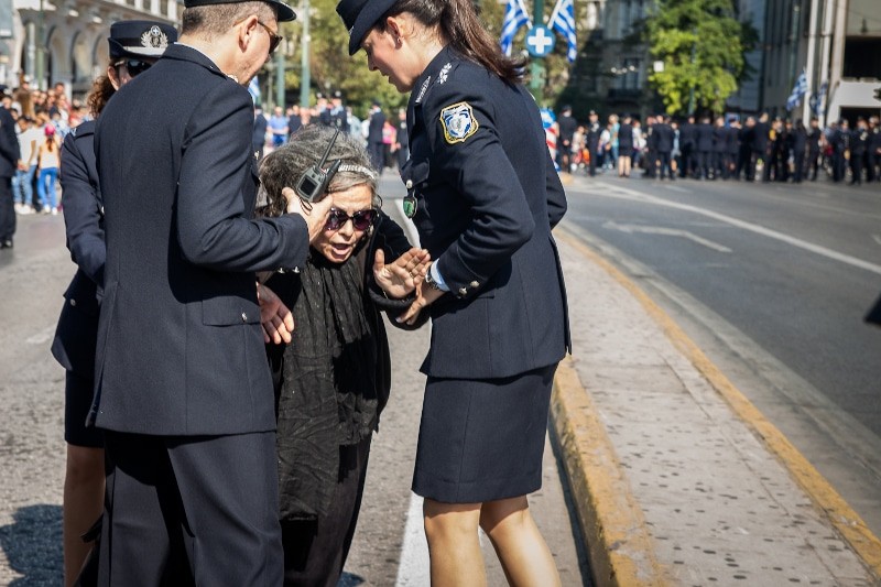 Ελένη Λουκά: Πήγε στην παρέλαση και έκανε χαμό! Το απίστευτο show μπροστά στους αστυνομικούς!