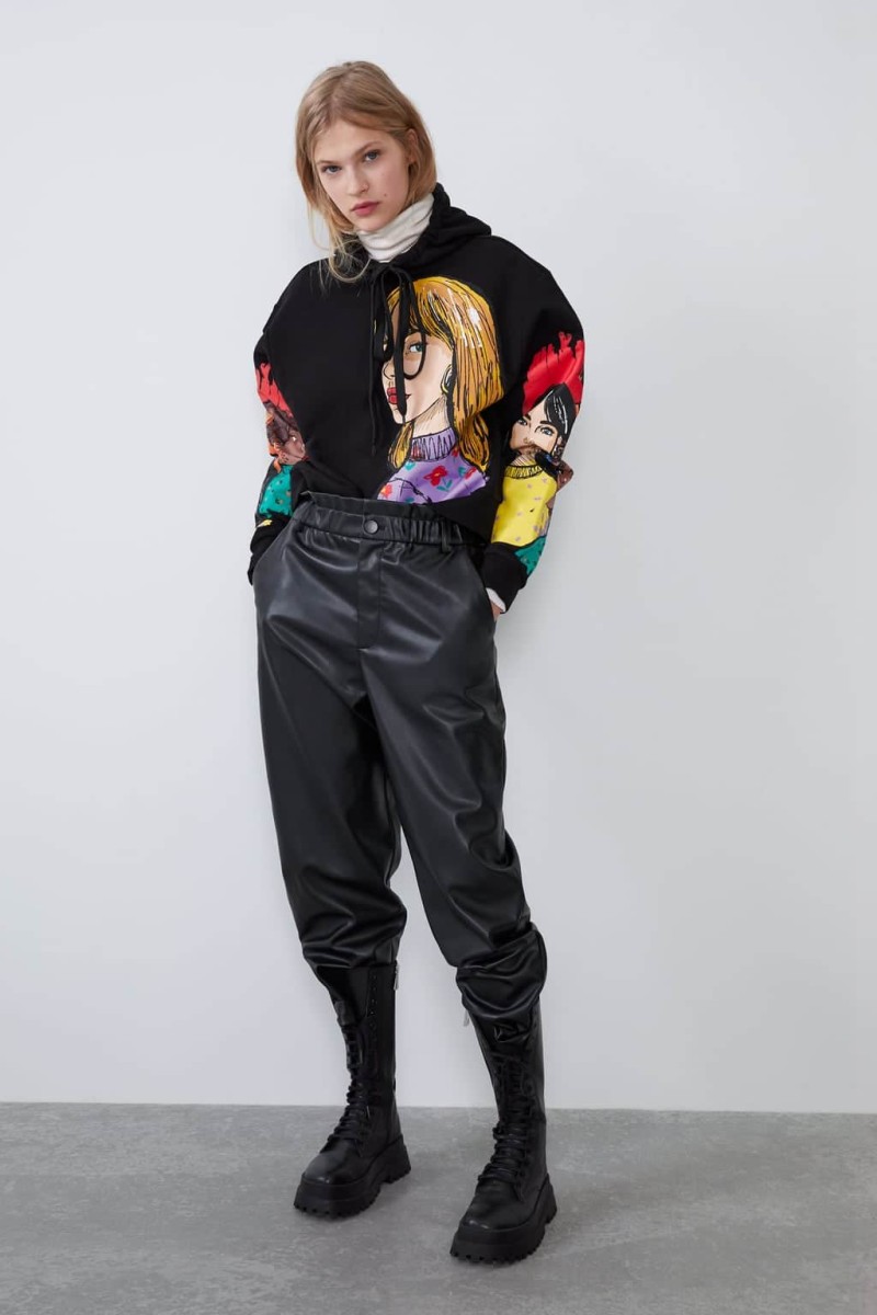Zara - νέα συλλογή: Τολμάς να φορέσεις αυτό το φούτερ με την στάμπα; Βγαίνει μόνο σε μαύρο και έχει ρυθμιζόμενη κουκούλα!