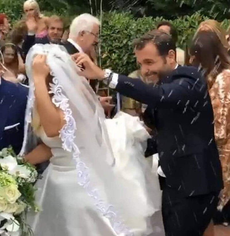 Παντρεύτηκε αγαπημένο ζευγάρι της ελληνικής showbiz! Οι πρώτες φωτογραφίες και το «ατύχημα» της νύφης!