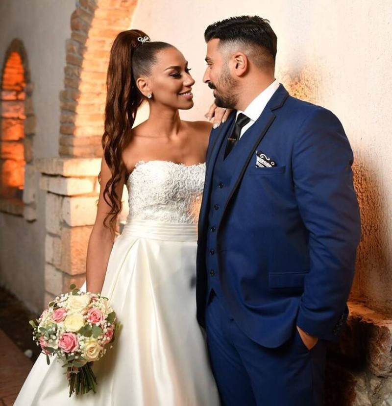Οι πρώτες φωτογραφίες από τον εντυπωσιακό γάμο της ελληνικής showbiz και το «ατύχημα» της νύφης!