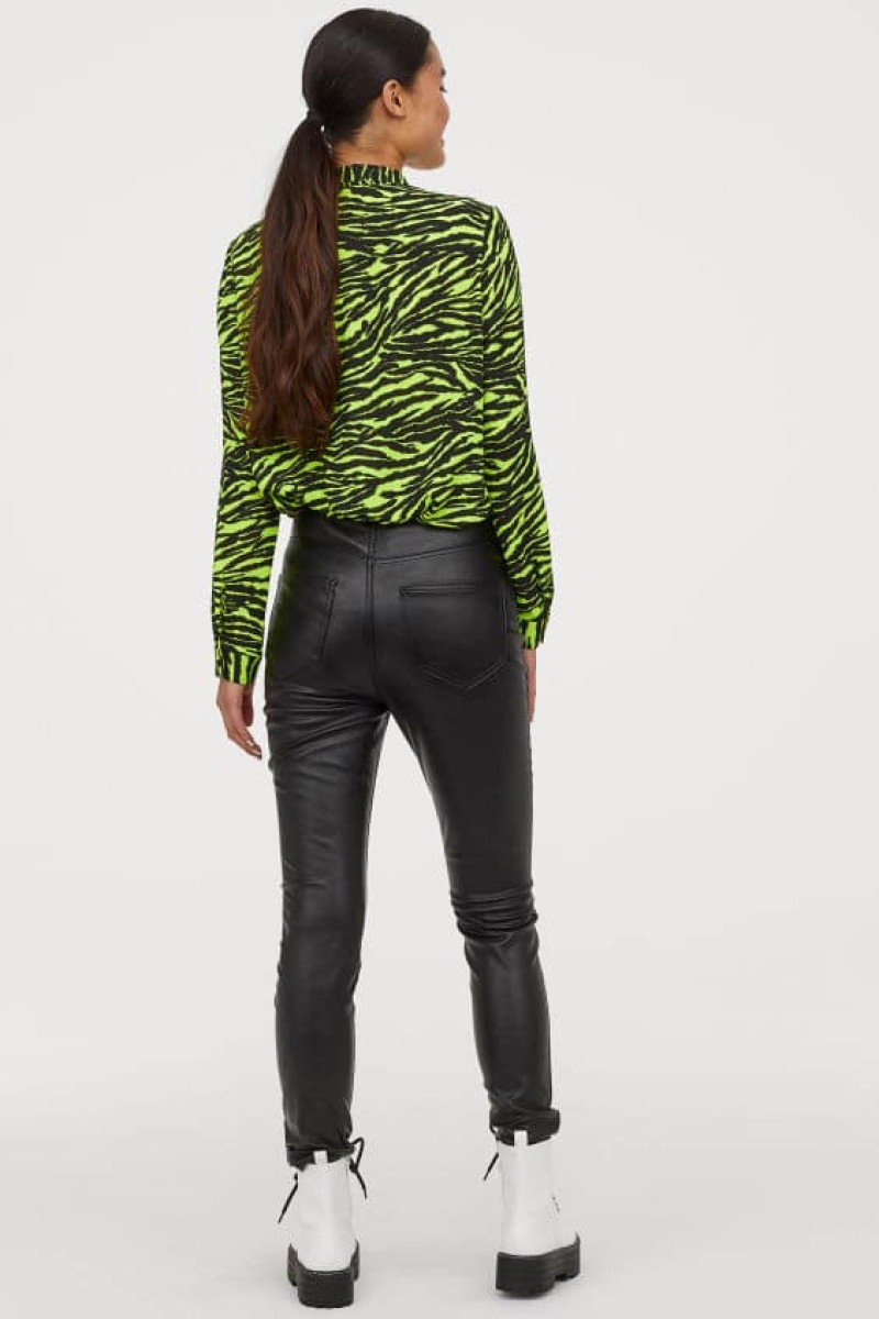 H&M: Αυτό το δερμάτινο παντελόνι από τη νέα συλλογή το θέλουν όλες! Κοστίζει λιγότερο από 25 ευρώ!