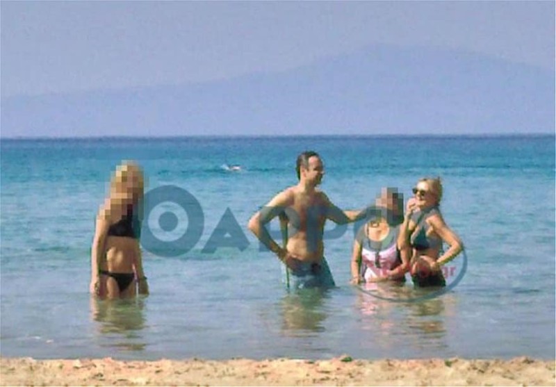 Κυριάκος Μητσοτάκης: Στη θάλασσα με την οικογένειά του! Το κορμί του εντυπωσιάζει!