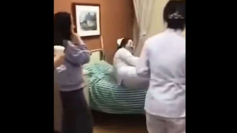 Σκάνδαλο! Νοσοκόμες ξάπλωσαν στο κρεβάτι που νοσηλεύτηκε πασίγνωστος τραγουδιστής!