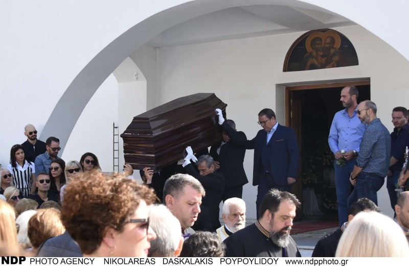 Δημήτρης Ουγγαρέζος: «Πνιγμένος» στα δάκρυα! Η σπαρακτική εικόνα στην κηδεία της μητέρας του...
