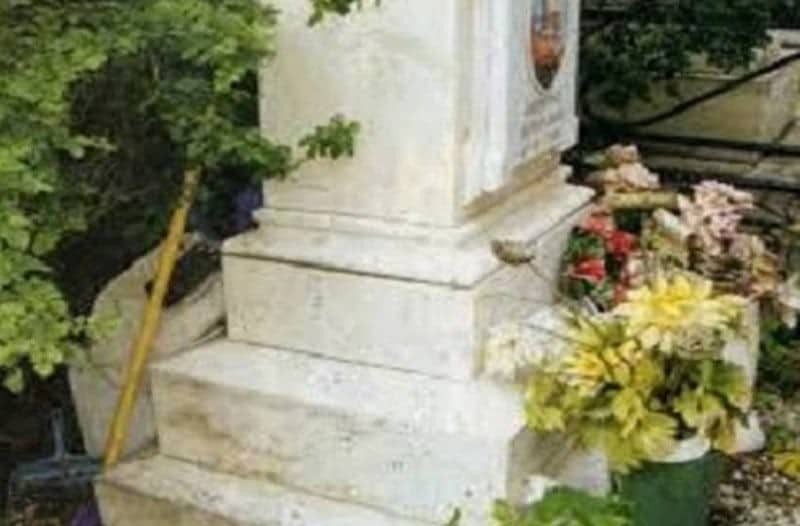 Αλίκη Βουγιουκλάκη: Πλήρης εγκατάλειψη στον τάφο του άντρα της! Οι εικόνες ντροπής....