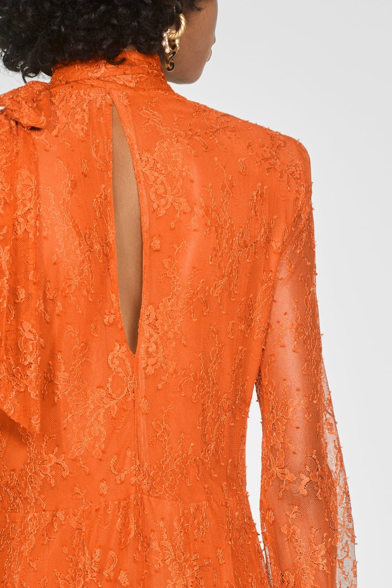 Είναι πορτοκαλί αυτή η φορεματάρα της νέας συλλογής των καταστημάτων Zara! Ποια είναι τόσο τολμηρή γυναίκα για να το φορέσει!