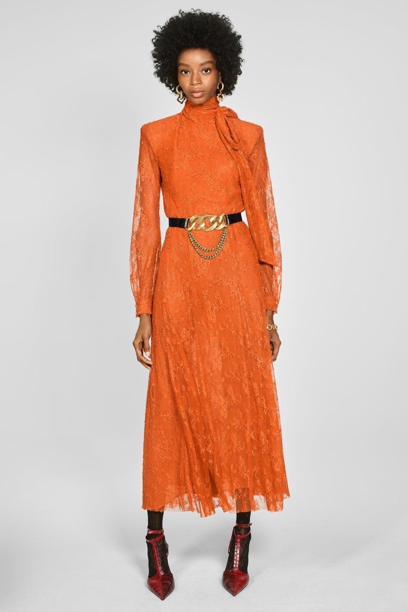 Είναι πορτοκαλί αυτή η φορεματάρα της νέας συλλογής των καταστημάτων Zara! Ποια είναι τόσο τολμηρή γυναίκα για να το φορέσει!