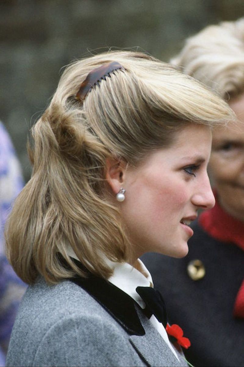 Κάν' το όπως η Πριγκίπισσα Νταϊάνα: Το απόλυτο αξεσουάρ μαλλιών που δεν πρέπει να λείπει από τη συλλογή σου!