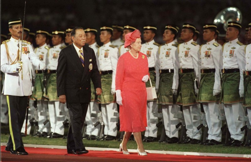 Βασίλισσα Ελισάβετ: Αποκάλυψη «βόμβα» 21 χρόνια μετά! Ο άγνωστος λόγος που φόρεσε το καπέλο της ανάποδα!