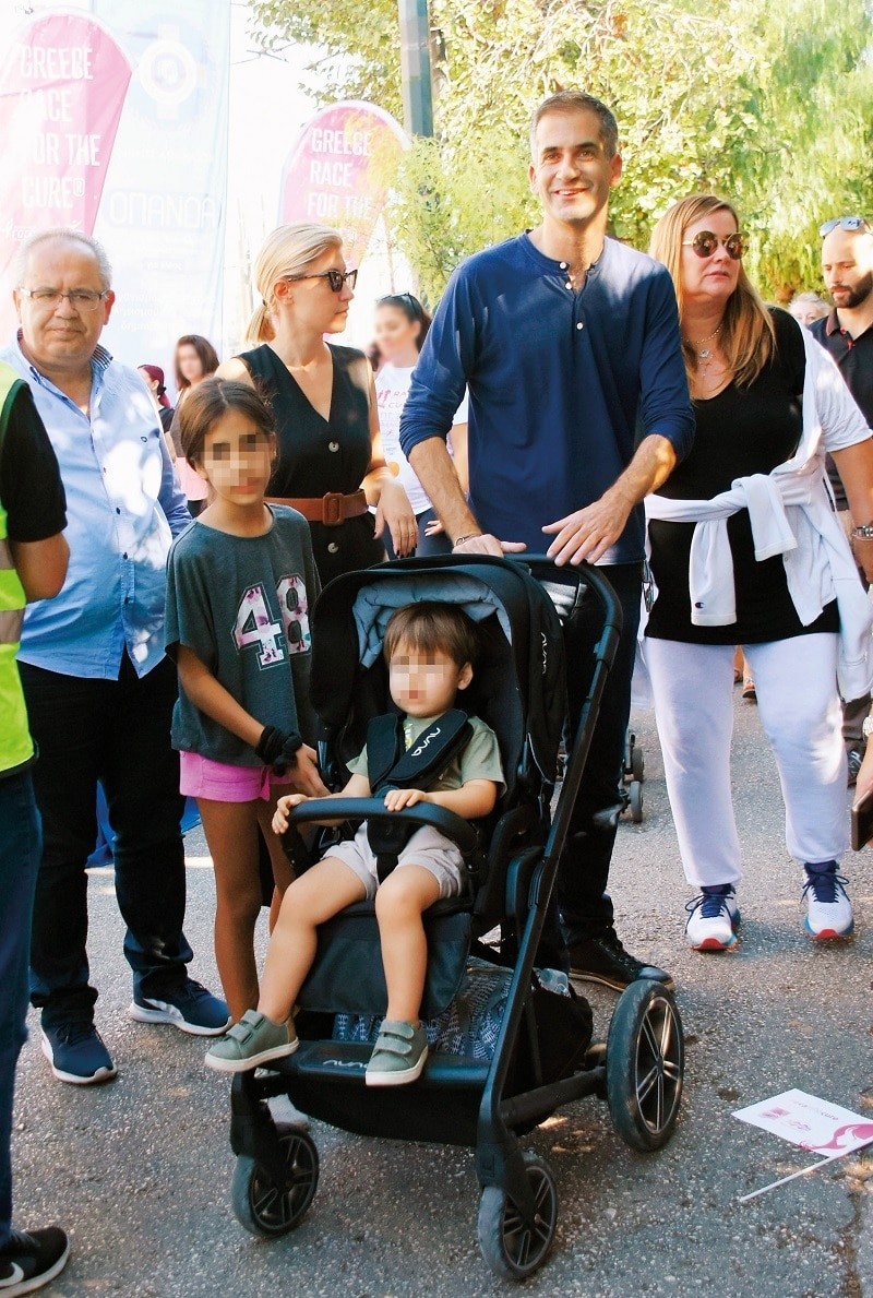 Κώστας Μπακογιάννης: Η βόλτα του δημάρχου με την οικογένειά του! Πόσο κοστίζει το σύνολο της Σίας Κοσιώνη;