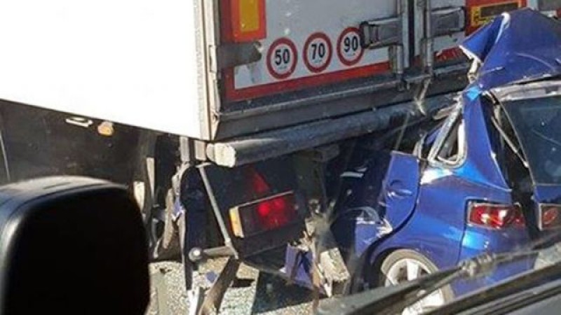Τροχαίο σοκ στην Αθηνών-Λαμίας! Αυτοκίνητο «καρφώθηκε» σε νταλίκα!