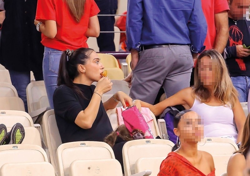Ολυμπία Χοψονίδου: Την «έπιασαν» οι φωτογράφοι με τα πατατάκια στο στόμα! Όλοι στο γήπεδο κοιτούσαν την φουσκωμένη κοιλίτσα!