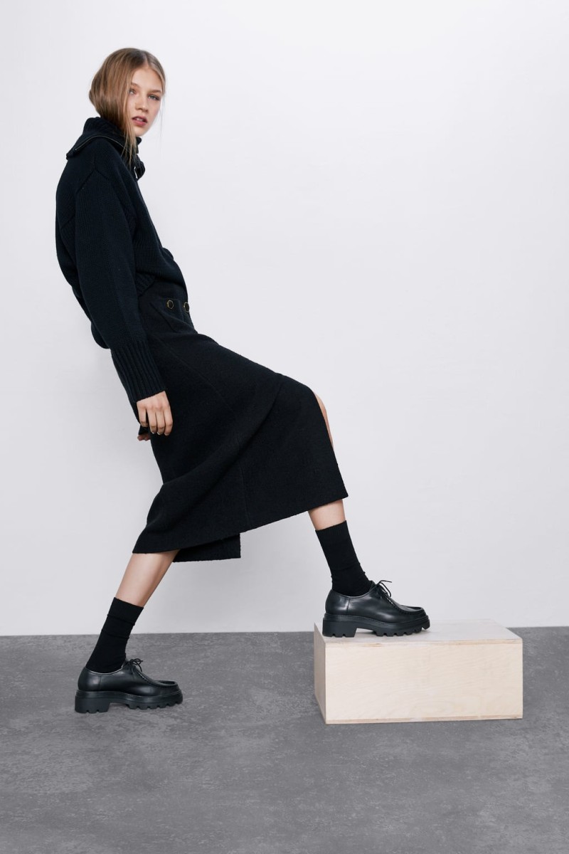 Zara - νέα συλλογή Αυτή η μαύρη φούστα είναι γεμάτη κουμπιά