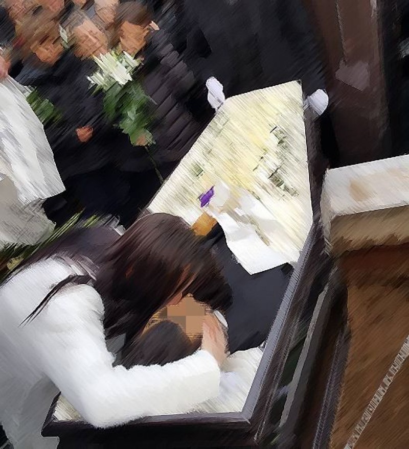 Πάολα: Η φωτογραφία που φιλούσε τον πατέρα της στον τάφο! Κατέβηκε από παντού μέσα σε λίγα λεπτά...