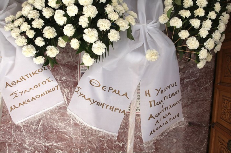 Γιάννης Σπανός: «Ράγισαν» καρδιές στην κηδεία του! Οι σπαρακτικές πρώτες εικόνες! (Βίντεο)