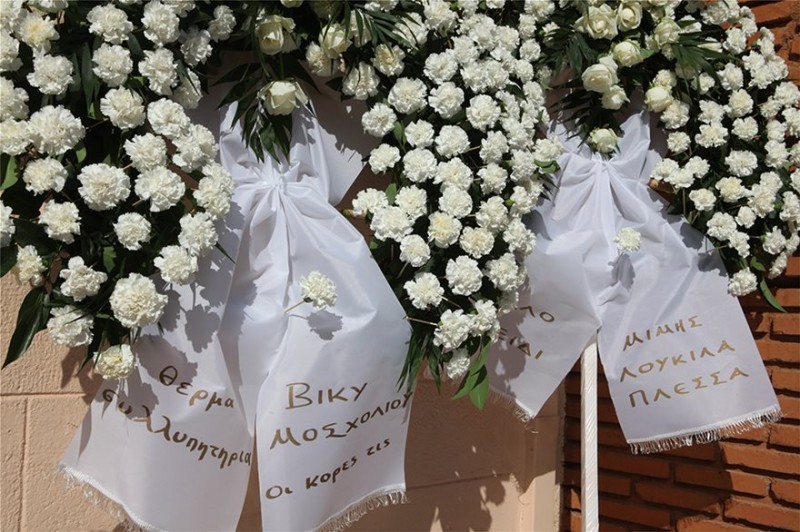 Γιάννης Σπανός: «Ράγισαν» καρδιές στην κηδεία του! Οι σπαρακτικές πρώτες εικόνες! (Βίντεο)