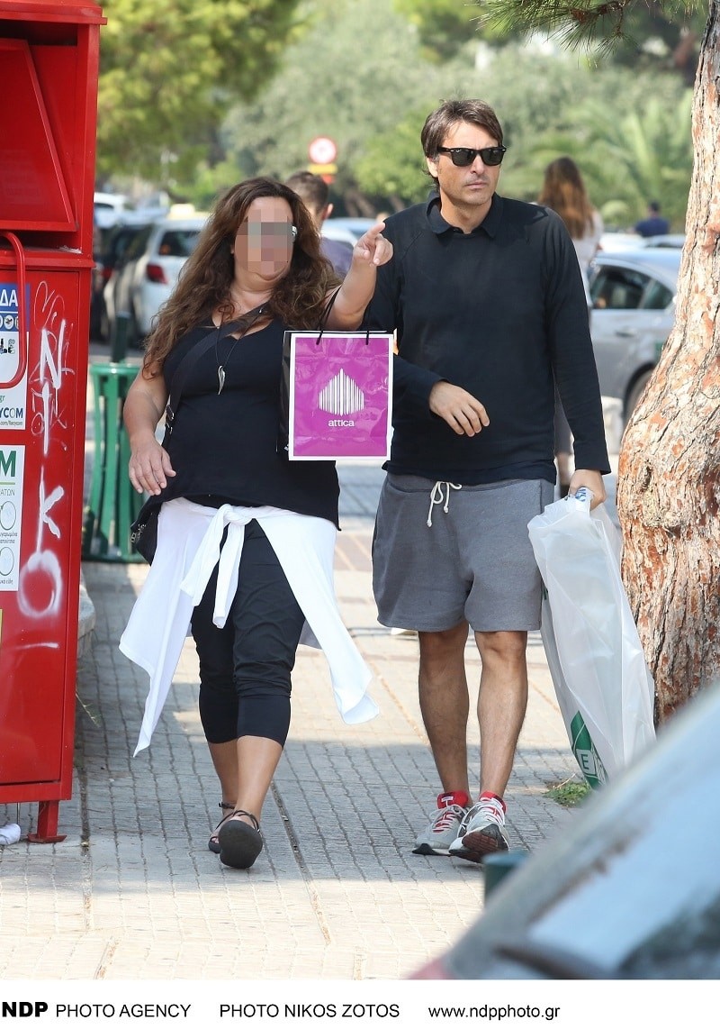 Νίκος Κριθαριώτης: Ο πρώην άντρας της Βίκυς Καγιά για ψώνια με την γυναίκα του! Όλοι κοιτούσαν την κοντή φούστα της...