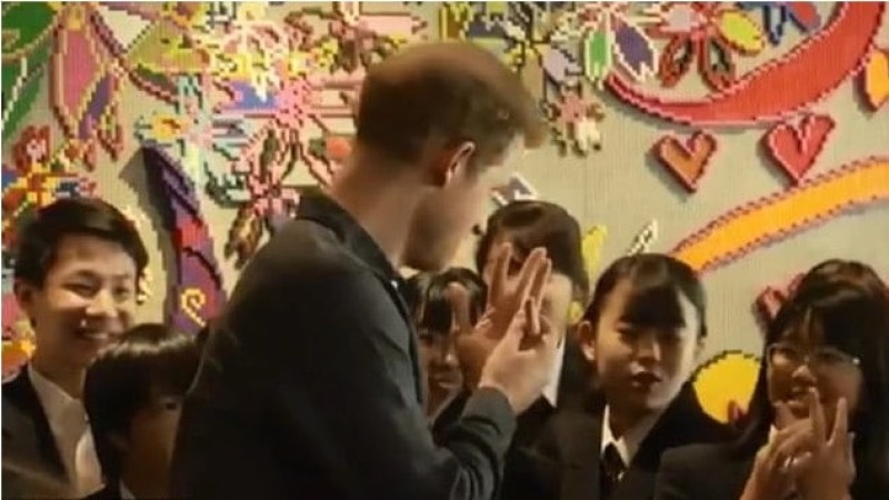 Πρίγκιπας Χάρι: Έτσι αντέδρασε όταν νεαρή κοπέλα τον αποκάλεσε «όμορφο»! Δείτε την φωτογραφία ντοκουμέντο!