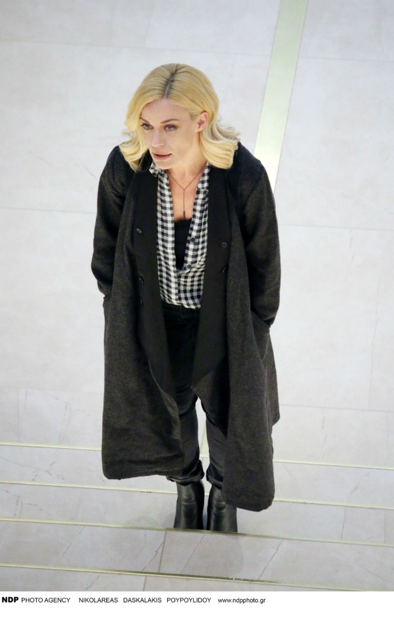Ζέτα Μακρυπούλια ΑΝΤ1 μαύρο παλτό casual chic