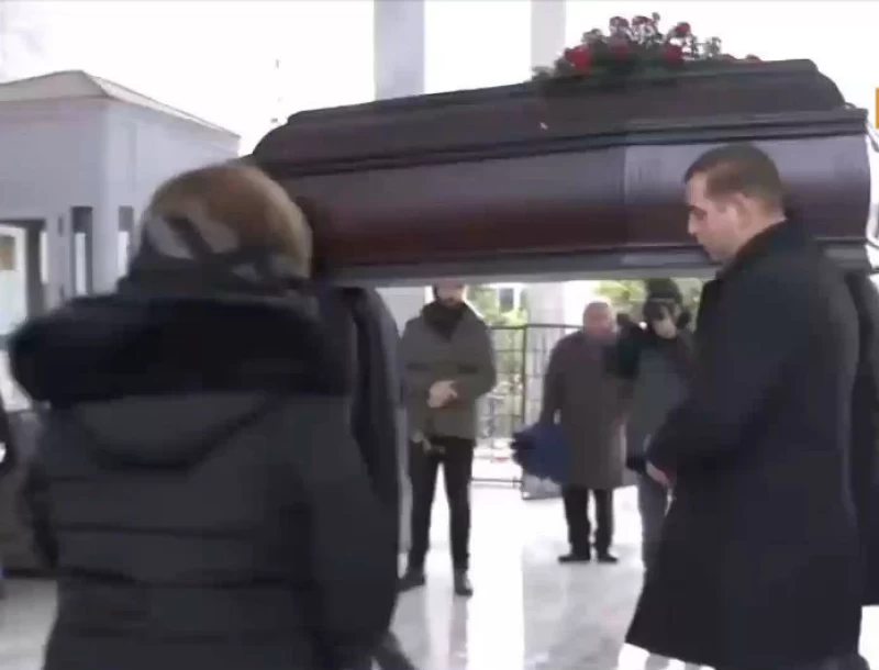 Κηδεία Θάνου Μικρούτσικου: Καρέ καρέ η στιγμή που είπαν το τελευταίο «αντίο» φίλοι και συγγενείς! Ο ήχος που προκάλεσε ανατριχίλα!